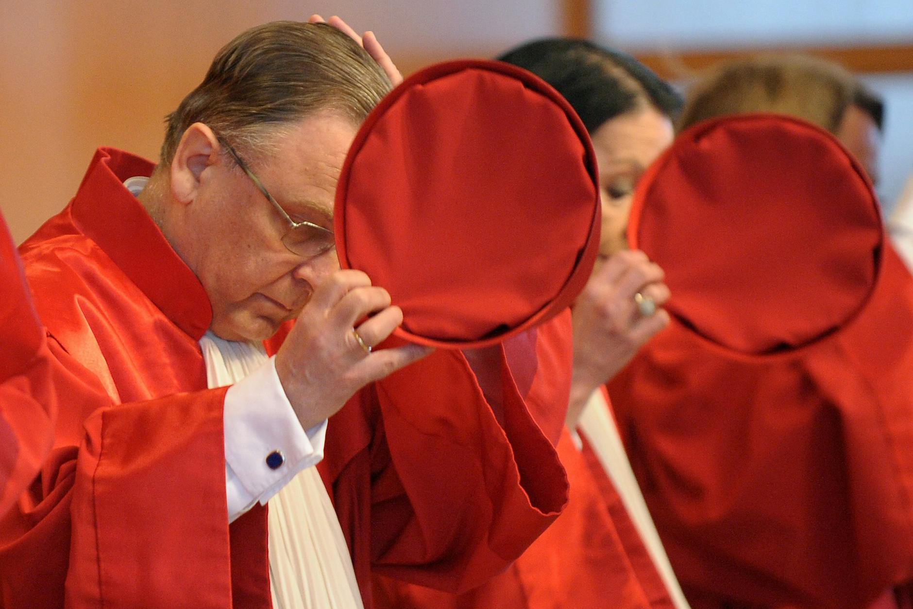 Der frühere Präsident des Bundesverfassungsgerichts, Hans-Jürgen Papier (links)