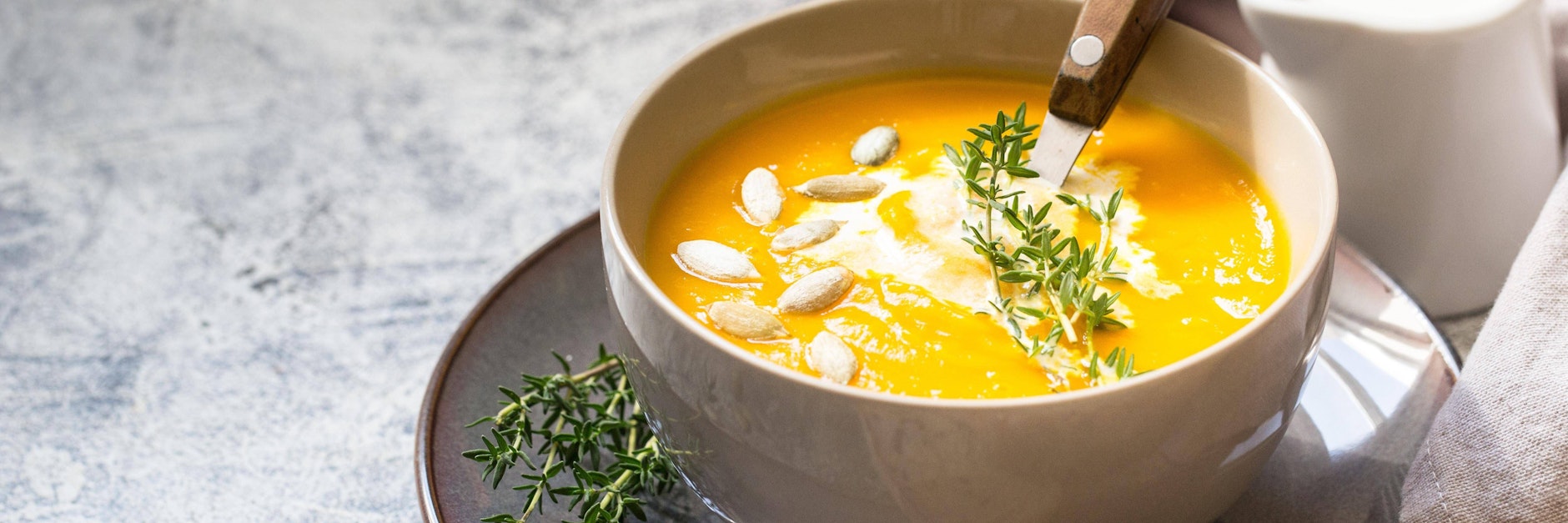 Kürbissuppe ist der Klassiker unter den Kürbisgerichten. Lecker garniert mit Kürbiskernen, einem Klecks&nbsp;Crème fraîche und Kräutern.