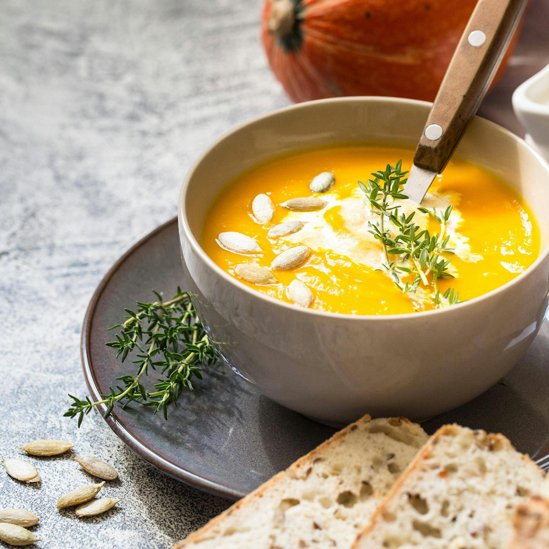 Sahnig, scharf, super-lecker! Diese köstliche Kürbissuppe werden Sie lieben!