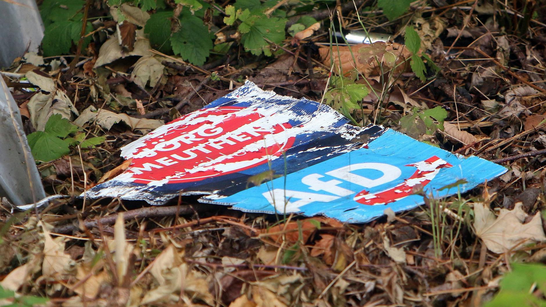Ein zerstörtes Wahlplakat der AfD. Die Plakate sind Hauptziel von politischen Straftaten im Zusammenhang mit der Bundestagswahl. 
