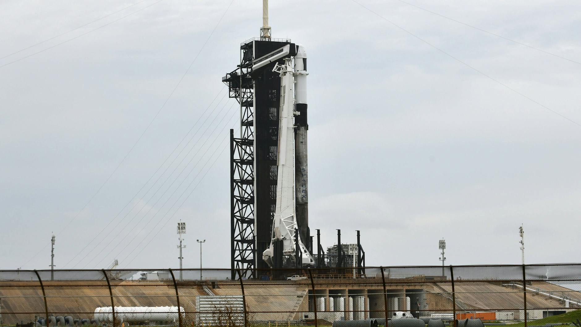 Die Rakete „Falcon 9“ soll die Passagiere in die Umlaufbahn der Erde bringen.