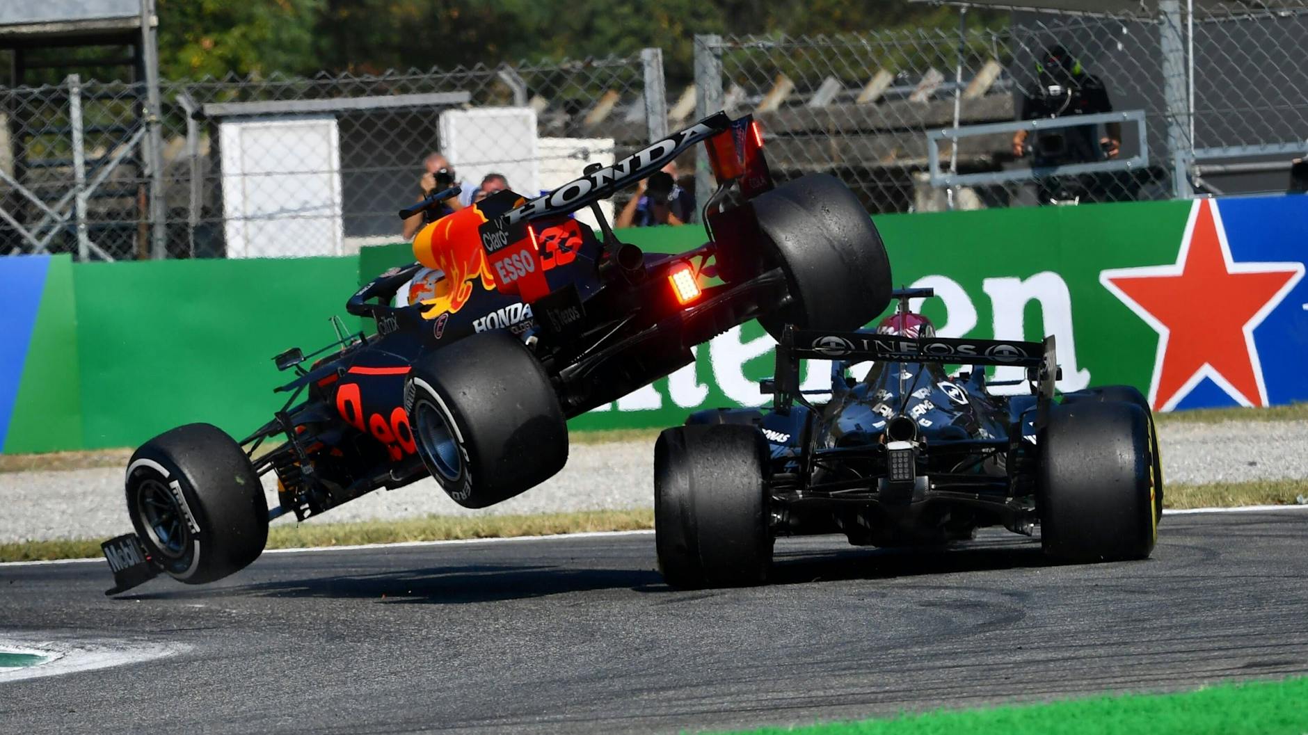 Max Verstappens Auto schanzt über das von Lewis Hamilton. 