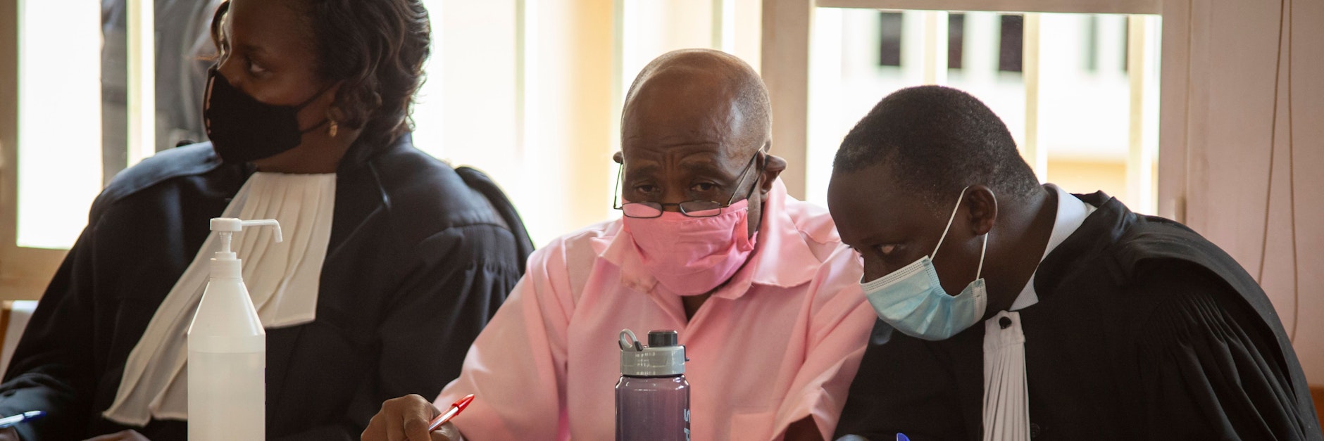 Paul Rusesabagina (Mitte), ehemaliger Hotelmanager aus Ruanda, sitzt bei seiner Anhörung im Gericht. 