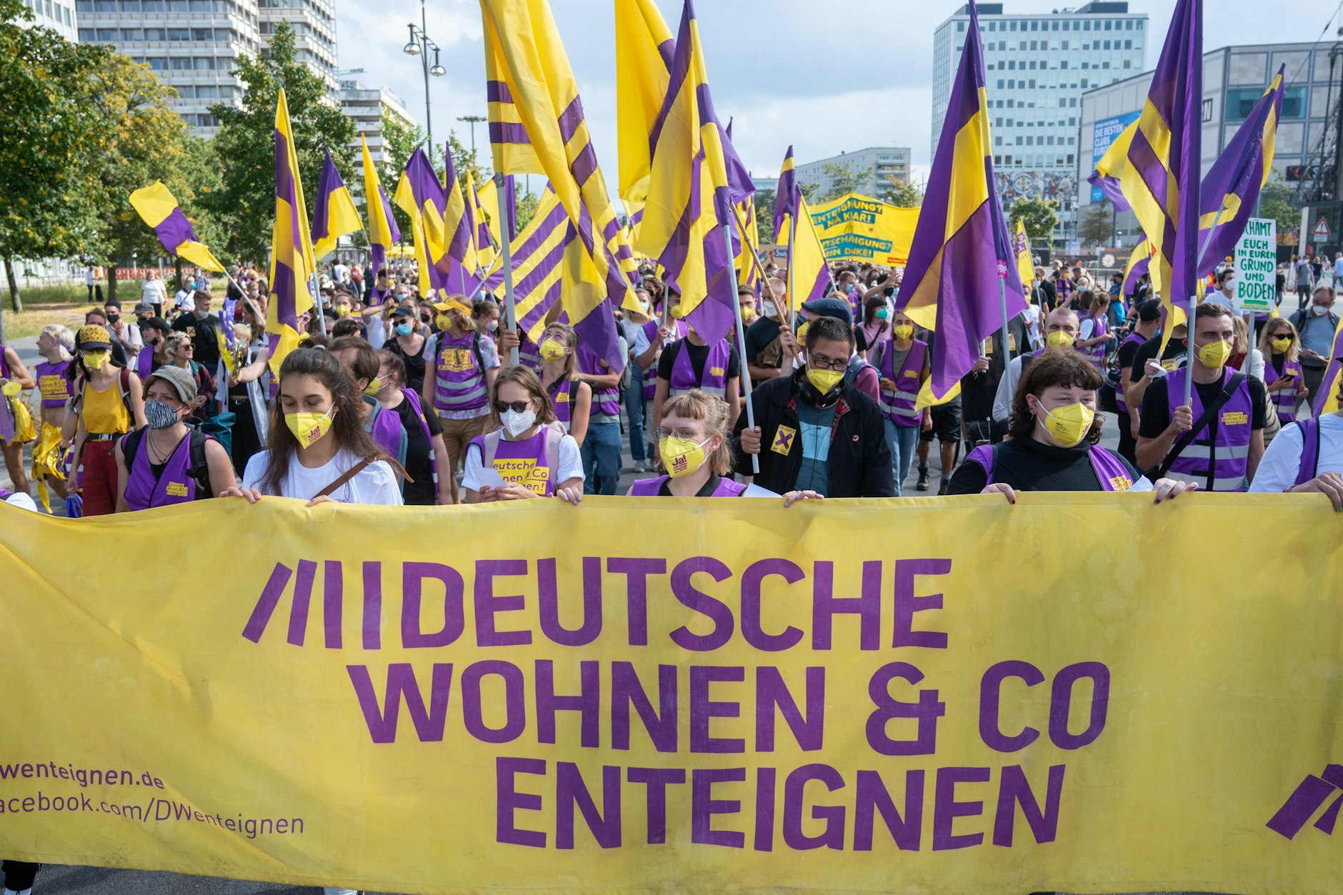 Viele Berliner forderten am Sonnabend bei der Demonstration gegen hohe Mieten die Vergesellschaftung von Wohnungen großer Unternehmen. 