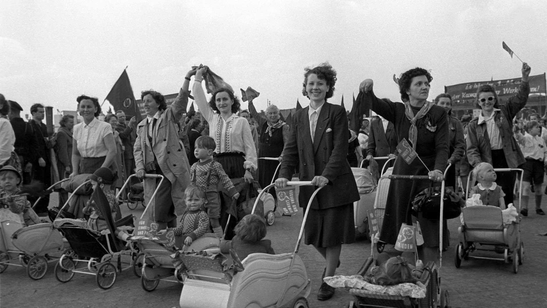 Mütteraufmarsch am 1. Mai 1954 in Berlin.