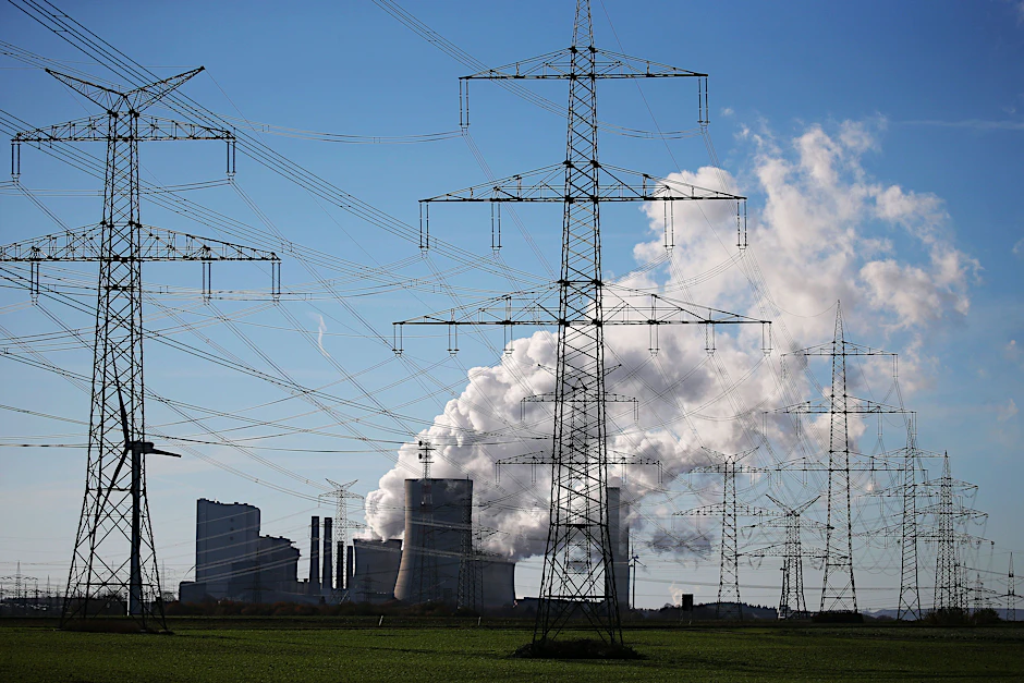 Bergheim, Nordrhein-Westfalen: Dampf steigt aus dem Braunkohlekraftwerk Niederaußem des Energiekonzerns RWE.&nbsp;