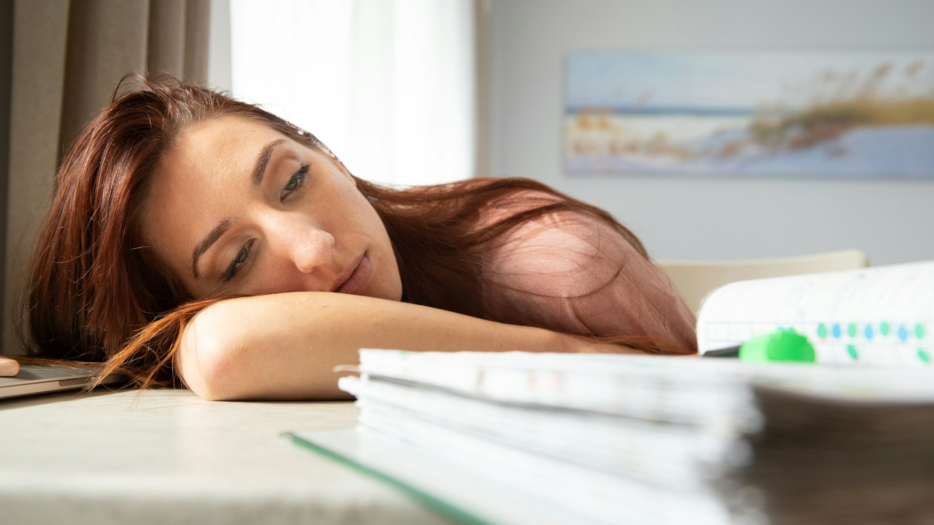 Ständig antriebslos und müde? Eine Erkrankung der Schilddrüse könnte schuld daran sein.&nbsp;