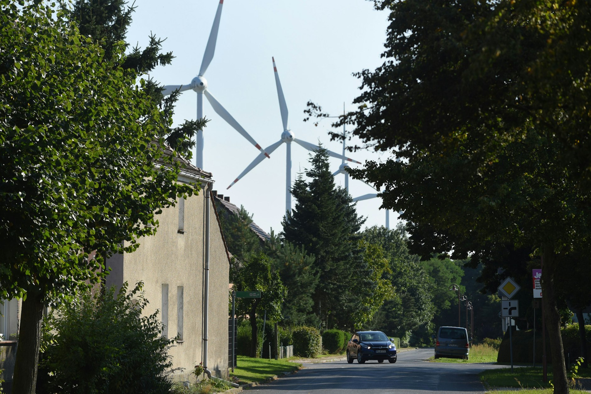 Feldheim hat 130 Einwohner. Jährlich 3000 Besucher interessieren sich für die Einmaligkeit des Dorfes.