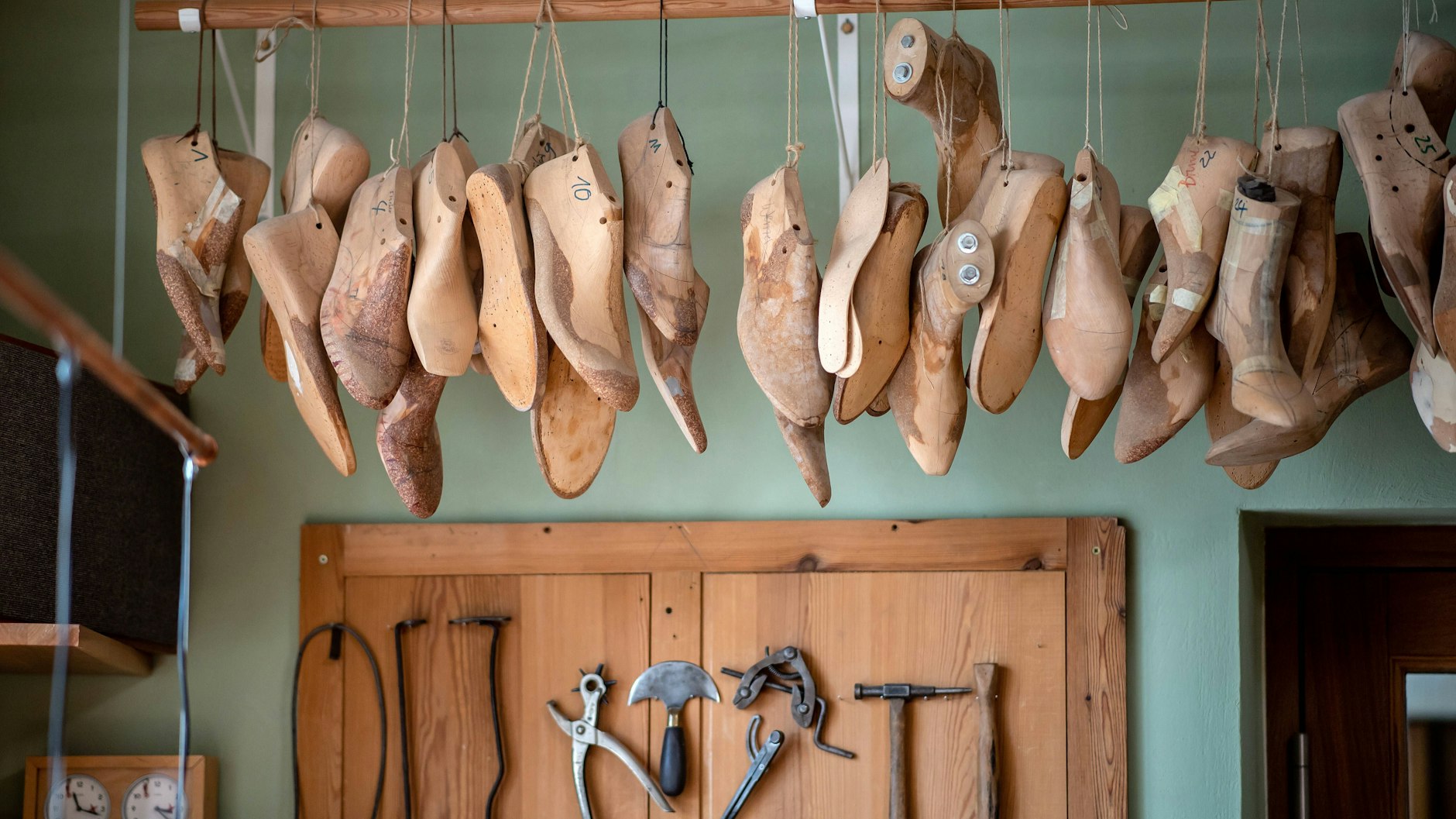 Heute gehen nur wenige traditionelle Schuhmacher noch ihrem Beruf nach.