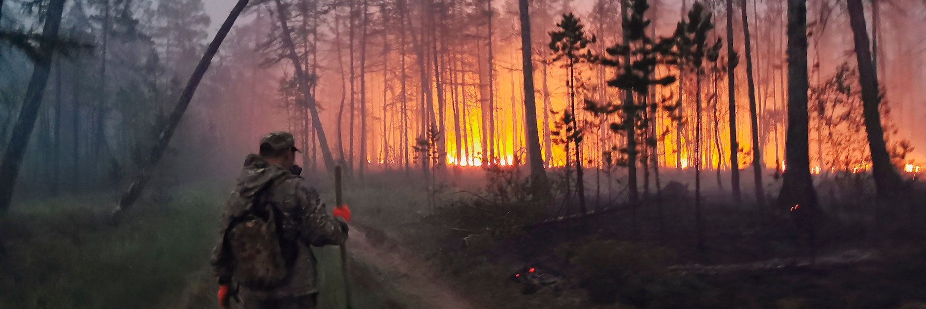 Im russischen Jakutien löschen Freiwillige einen Waldbrand.