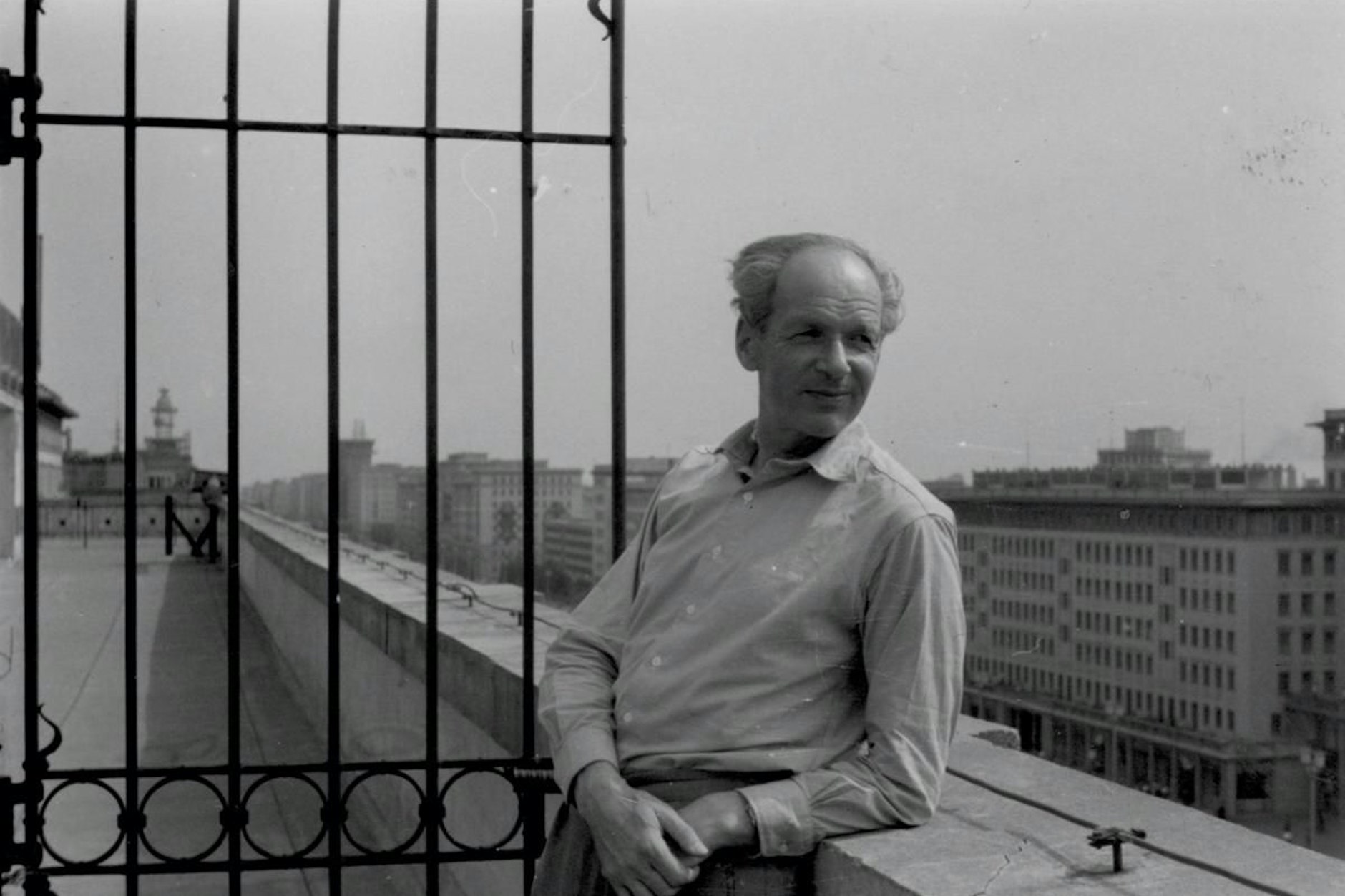Rudolf Hamburger 1955, direkt nach der Rückkehr aus der Sowjetunion, auf der Dachterrasse von Richard Paulicks Wohnung in der damaligen Stalinallee in Ost-Berlin