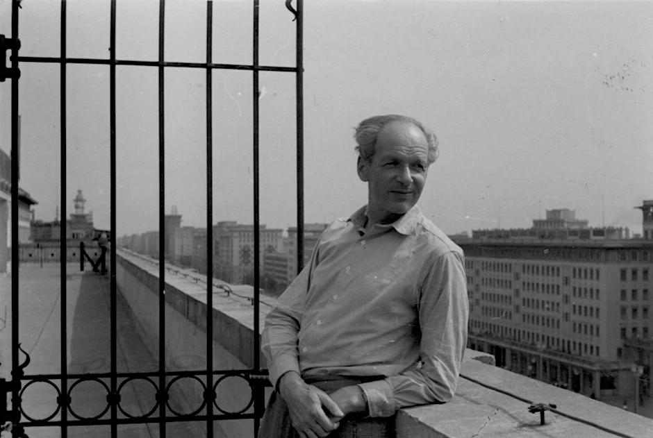 Rudolf Hamburger 1955, direkt nach der Rückkehr aus der Sowjetunion, auf der Dachterrasse von Richard Paulicks Wohnung in der damaligen Stalinallee in Ost-Berlin