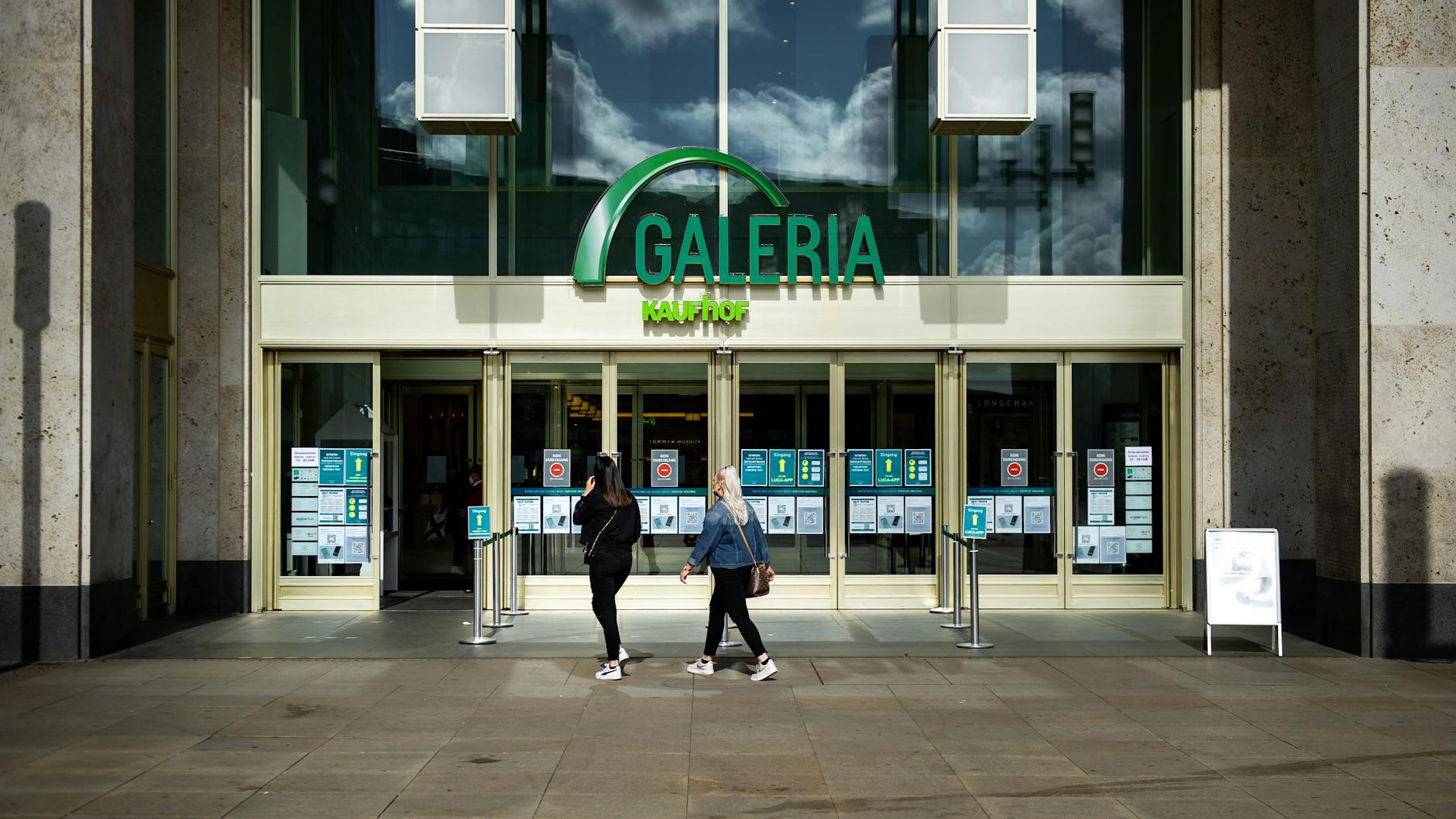 Am Eingang der Galeria Kaufhof hat sich eine Transfrau angezündet (Archiv).