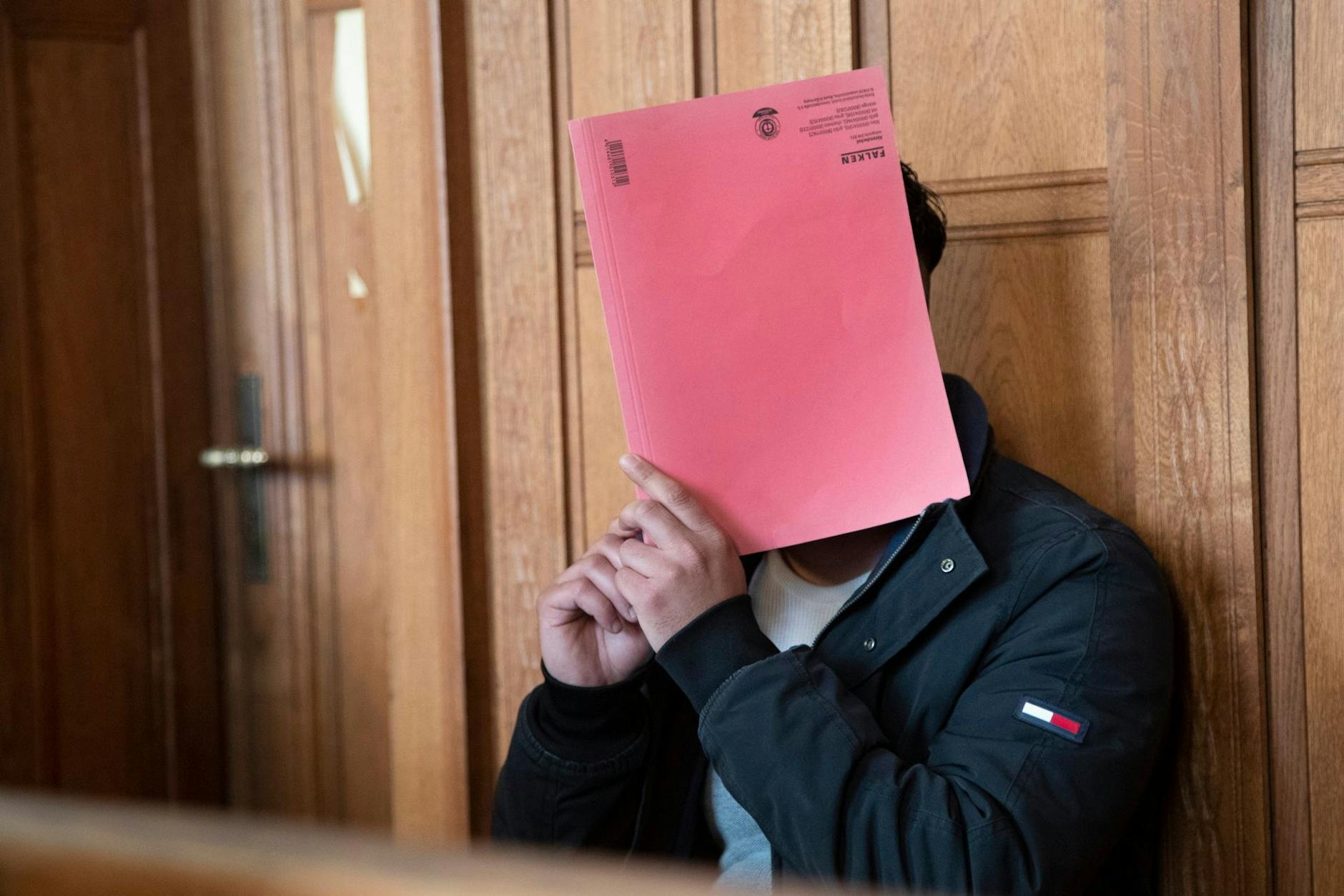 Der 27-Jährige soll aus einer Berliner Schule 242 Tablets im Gesamtwert von fast 100.000 Euro entwendet haben.<br><br>