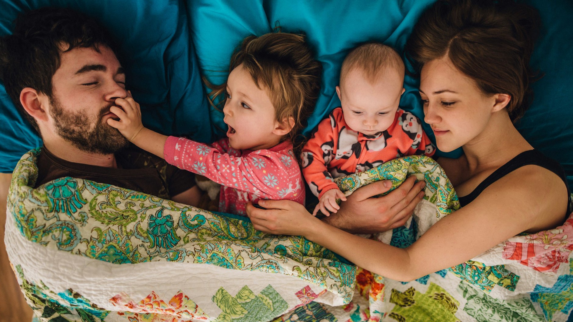 Nähe und Distanz, kuscheln und Freiräume gewähren&nbsp;– das Familienleben sollte Kindern es ermöglichen, Wurzeln zu schlagen und Flügel zu entwickeln.