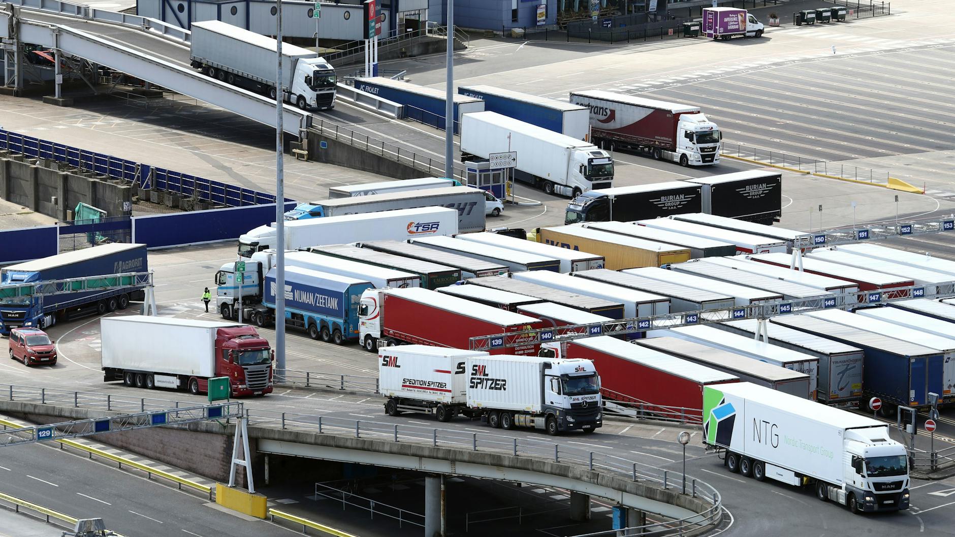Wegen der Folgen von Brexit und Corona-Pandemie auf Lieferketten und Unternehmen verschiebt die britische Regierung die Kontrollen auf Einfuhren aus der EU erneut um mehrere Monate. 