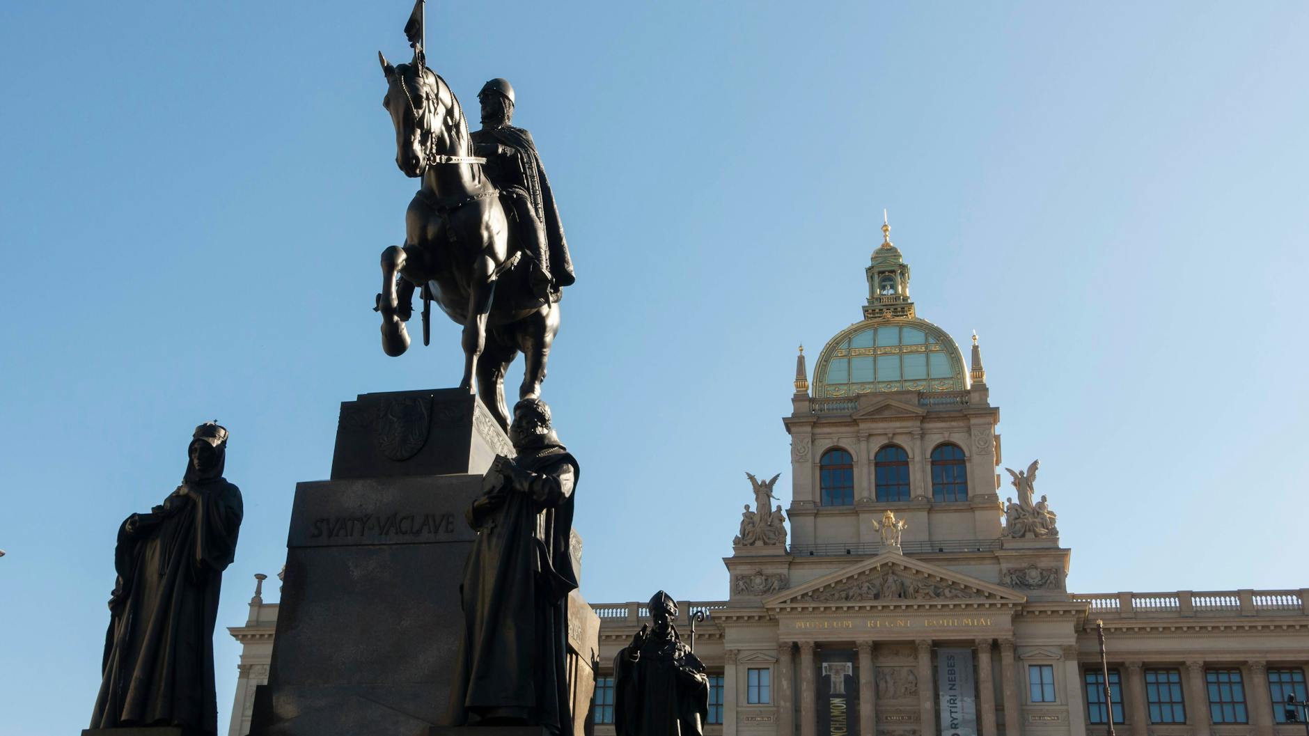 Blick auf die Wenzel-Statue und das Nationalmuseum auf dem Prager Wenzelsplatz. In der Goldenen Stad feiert Union den Start in seine Europa-Abenteuer.