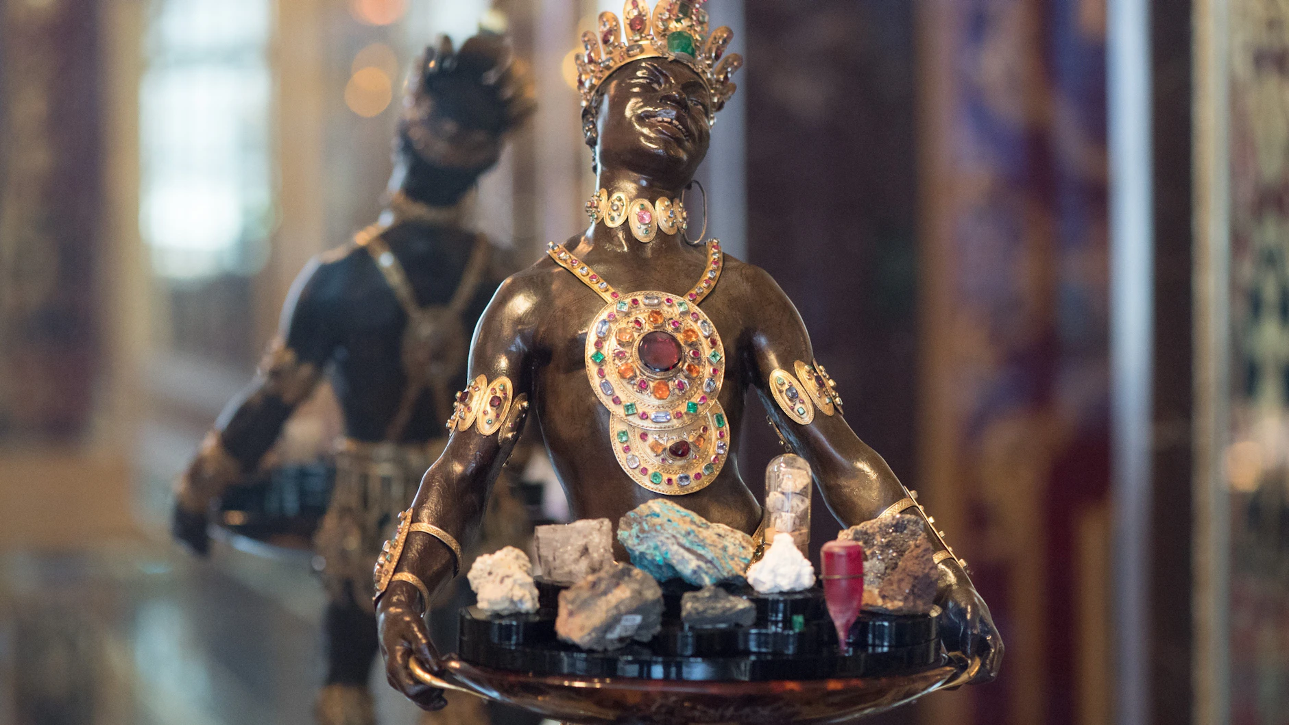 Die Skulptur&nbsp; des „Mohren mit Smaragdstufe“ steht im Grünen Gewölbe der Staatlichen Kunstsammlungen Dresden. In der Datenbank hat er künftig auch den Titel „**** mit Smaragdstufe“.