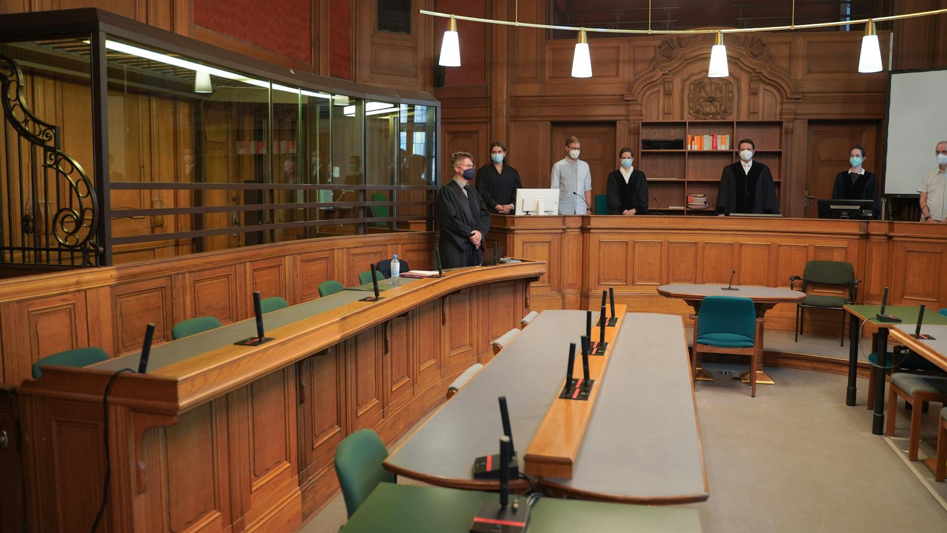 Blick in den Saal 500 des Kriminalgerichts Moabit. Hier wurde der Prozess gegen den 30-jährigen, der acht Rohrbomben gebaut und gezündet hat, verhandelt. Vorsitzender Richter ist Sebastian Brinsa (2. v. r.)