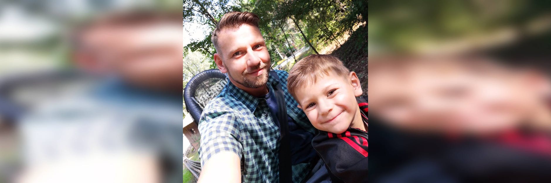 Da waren beide noch gesund: Vater Hendric und Sohn Finn lachen in die Kamera.