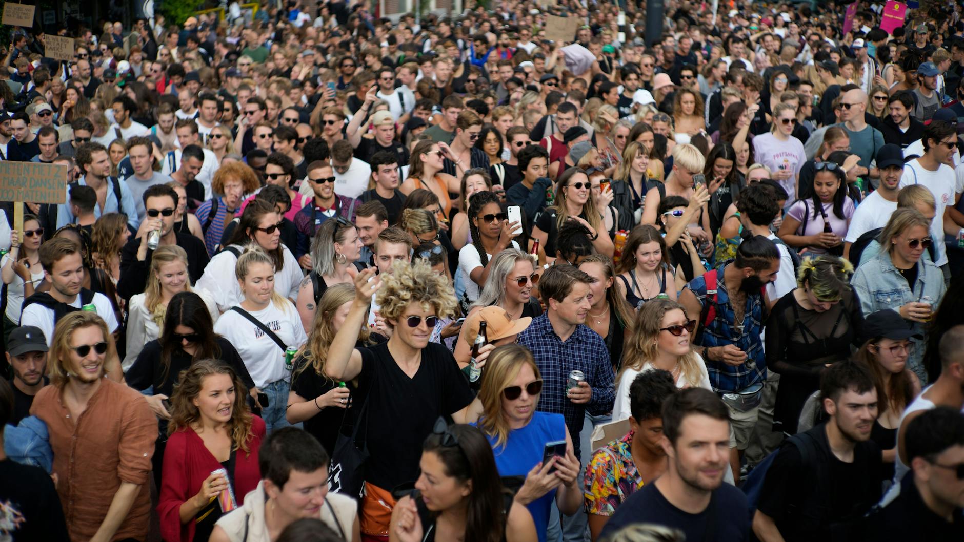 Amsterdam, Mitte September: Zehntausende Menschen protestieren gegen die Corona-Maßnahmen der niederländischen Regierung. Jetzt sollen einige Maßnahmen offenbar abgeschafft werden. 