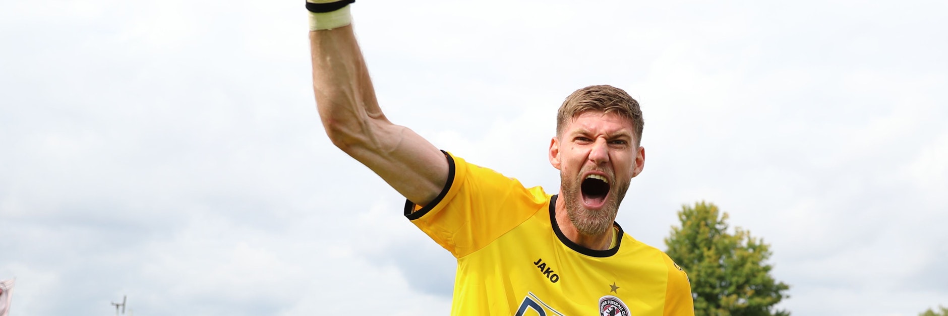So jubelt einer, der weiß, dass er einen guten Job gemacht hat: BFC-Keeper Dmitri Stajila nach dem Sieg gegen Chemie Leipzig.