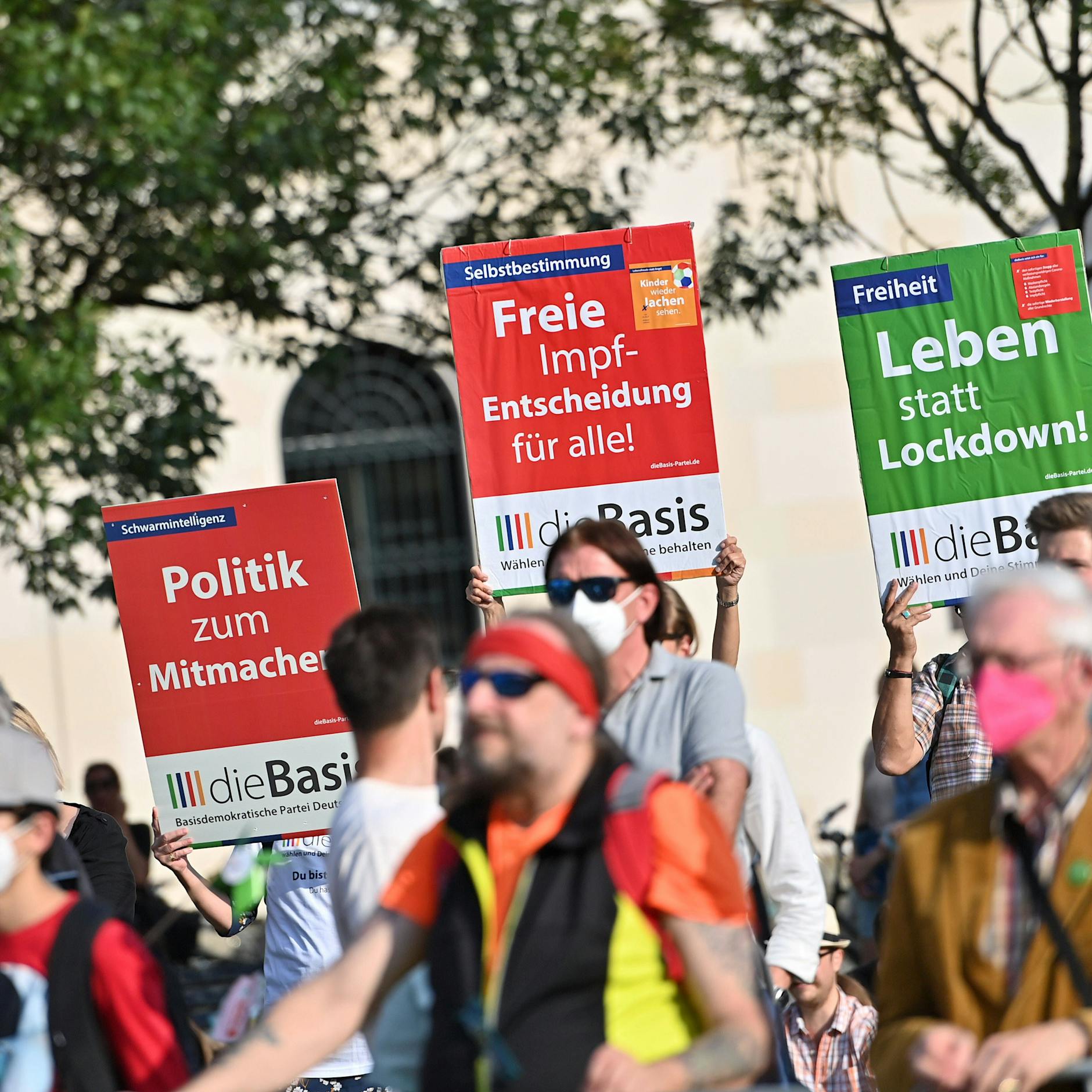 Liebe, Yoga, Tiere, Hochzeitsgeld: DAFÜR setzen sich die Kleinparteien ein – und SO stehen ihren Chancen bei der Bundestagswahl