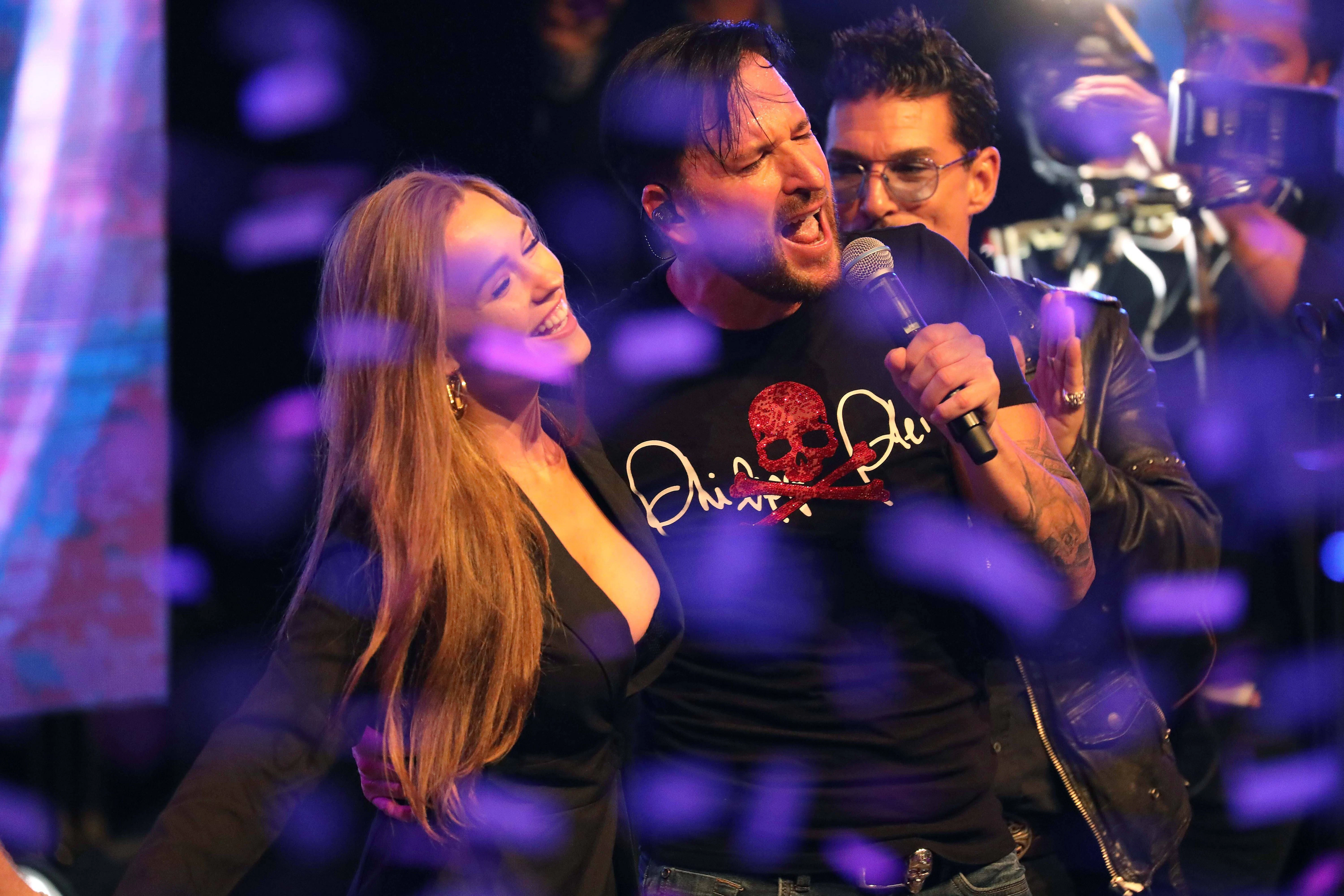 Glückliche Tage: Michael Wendler mit seiner Laura auf der Bühne.