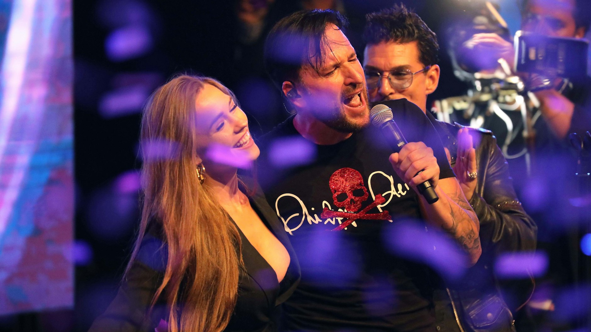 Michael Wendler mit seiner Laura auf der Bühne. Ein Foto aus Zeiten, wo der Schlagersänger noch nicht unter die Verschwörungsideologen gegangen war.