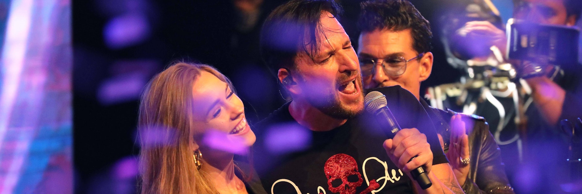 Michael Wendler mit seiner Laura auf der Bühne.