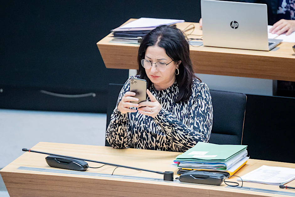 Dilek Kalayci (SPD), Gesundheitssenatorin von Berlin, bei der 82. Plenarsitzung des Berliner Abgeordnetenhauses im August 2021.