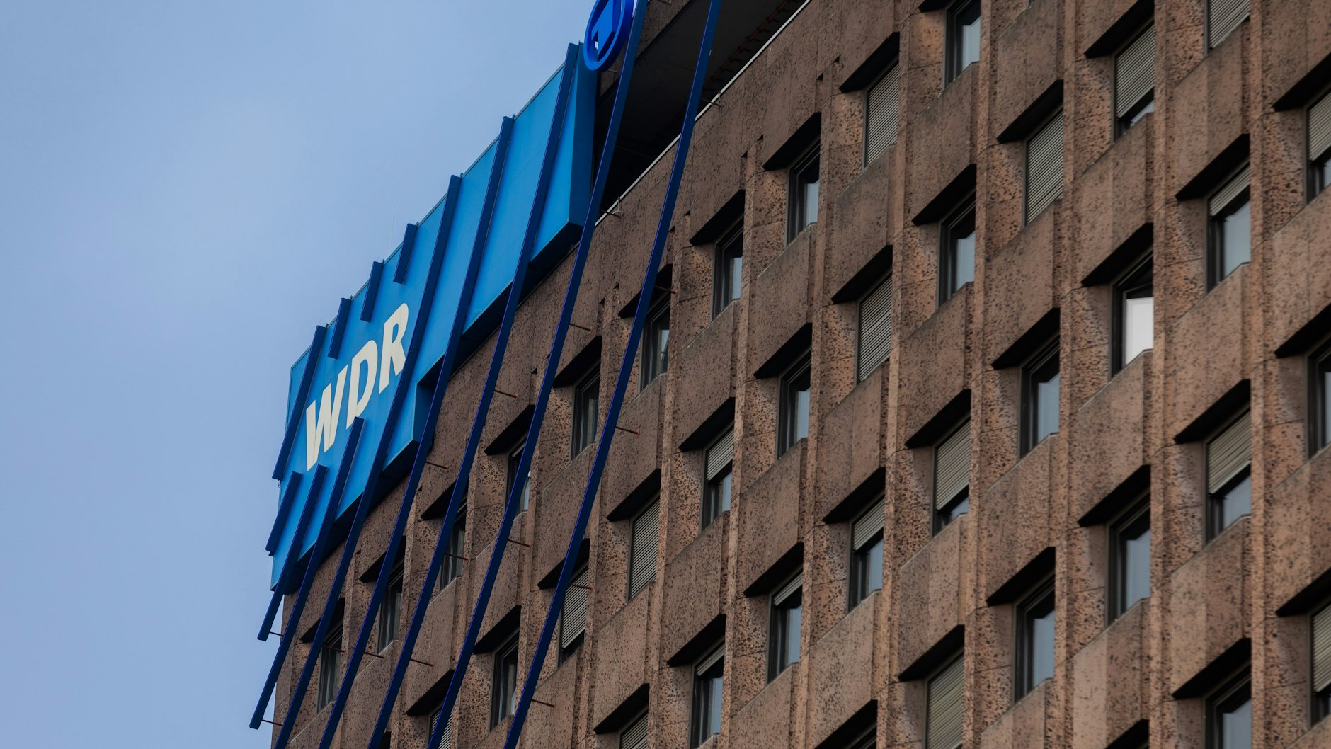 Blick auf ein Gebäude des Westdeutschen Rundfunk (WDR). Der WDR setzt den geplanten Start von Moderatorin Nemi El-Hassan bei der Wissenschaftssendung „Quarks“ vorerst aus.&nbsp;