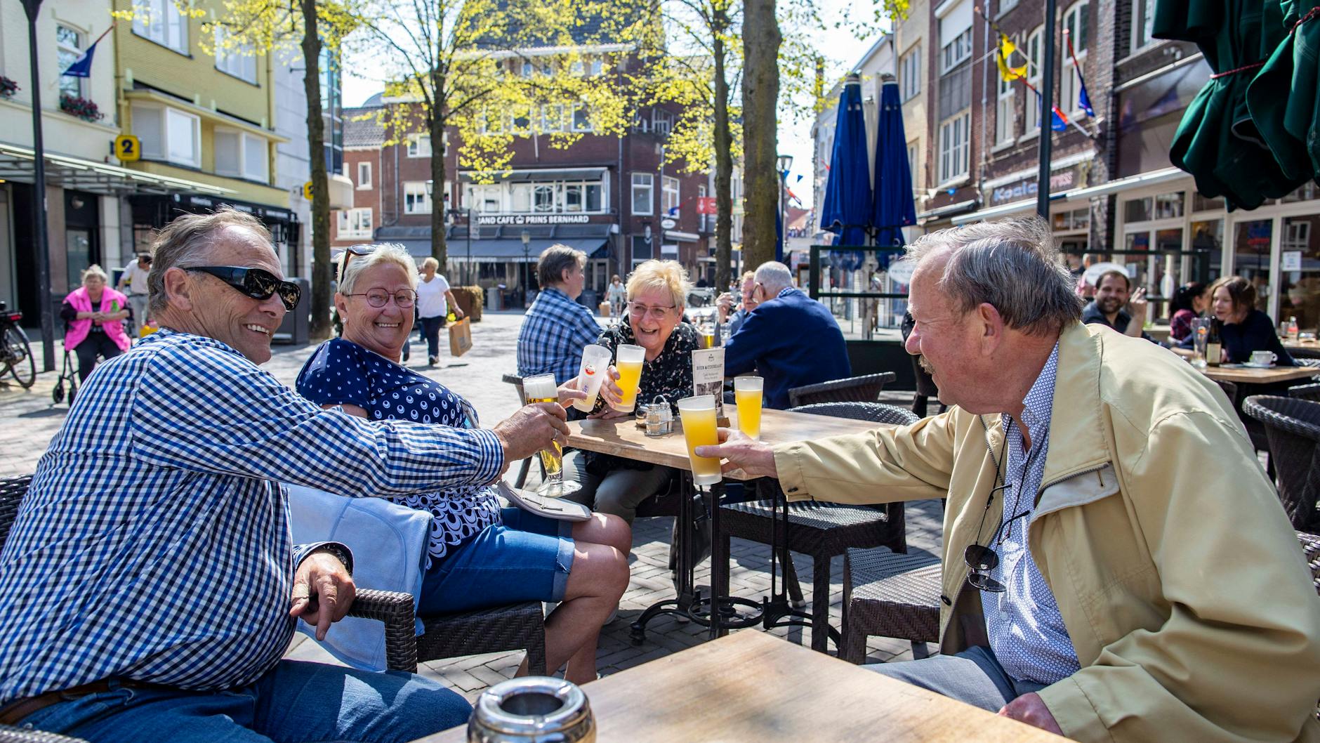 Für die Gastronomie, Sportveranstaltungen und Kultur in den Niederlanden wurde ein sogenannter Corona-Pass eingeführt. Besucher müssen nachweisen, dass sie geimpft, getestet oder genesen sind.