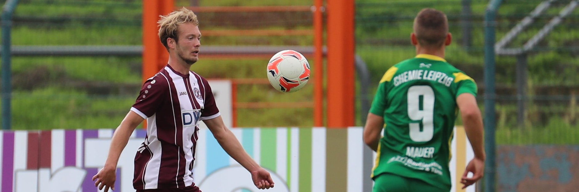 Läuft derzeit für Dynamos Max Klump (l.), hier im Duell mit Leipzigs Timo Mauer. 