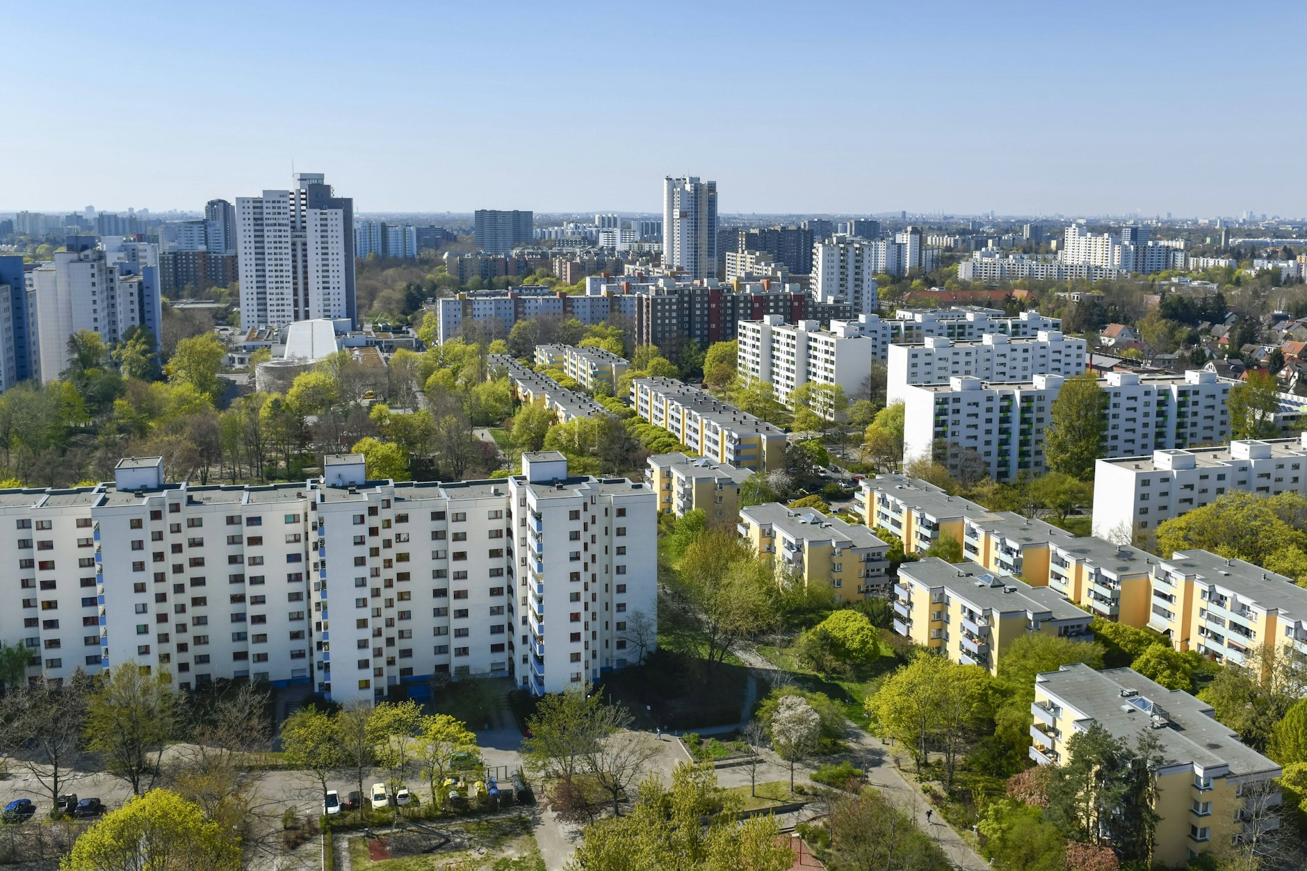 Viel Grün und viele Hochhäuser prägen die Atmosphäre im Süden Neuköllns, hier in Gropiusstadt.
