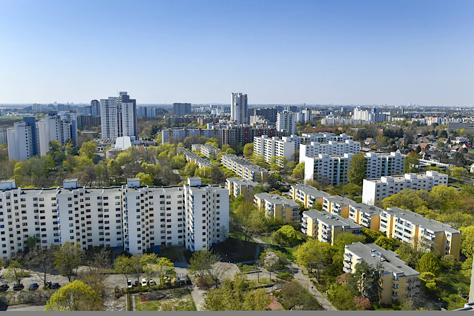 Viel Grün und viele Hochhäuser prägen die Atmosphäre im Süden Neuköllns, hier in Gropiusstadt.