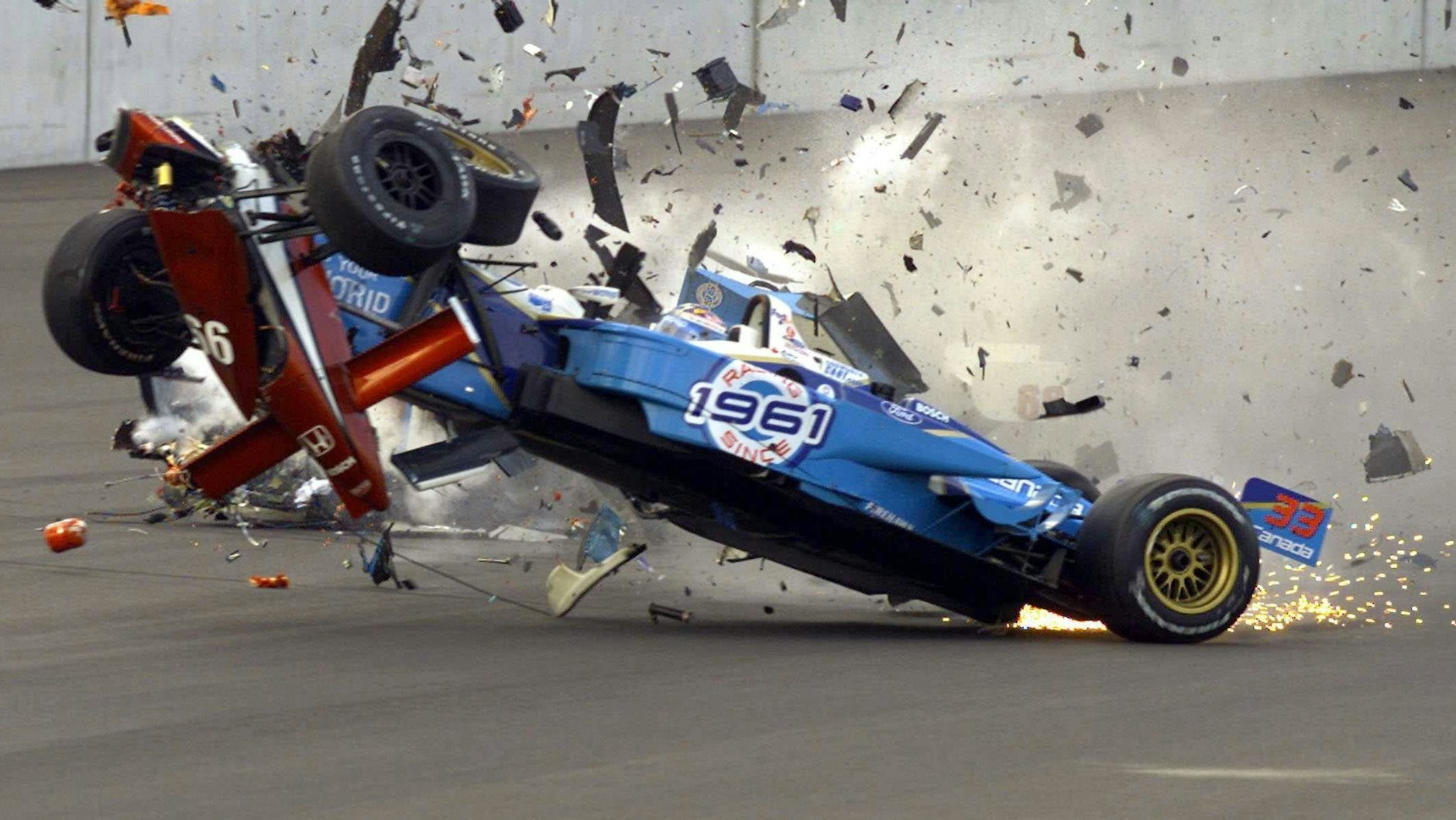 2001: Der Bolide von Alessandro Zanardi wird nach der Kollision mit Alex Tagliani (blau) vollkommen zerfetzt.