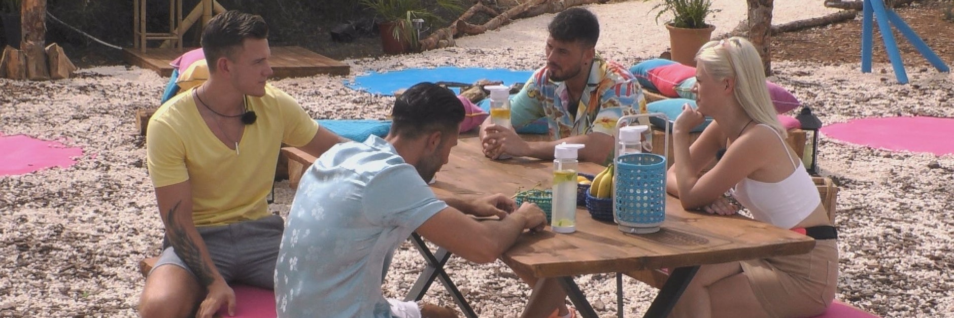 „Love Island“-Liebling Lisa lern ihre drei Granaten kennen.