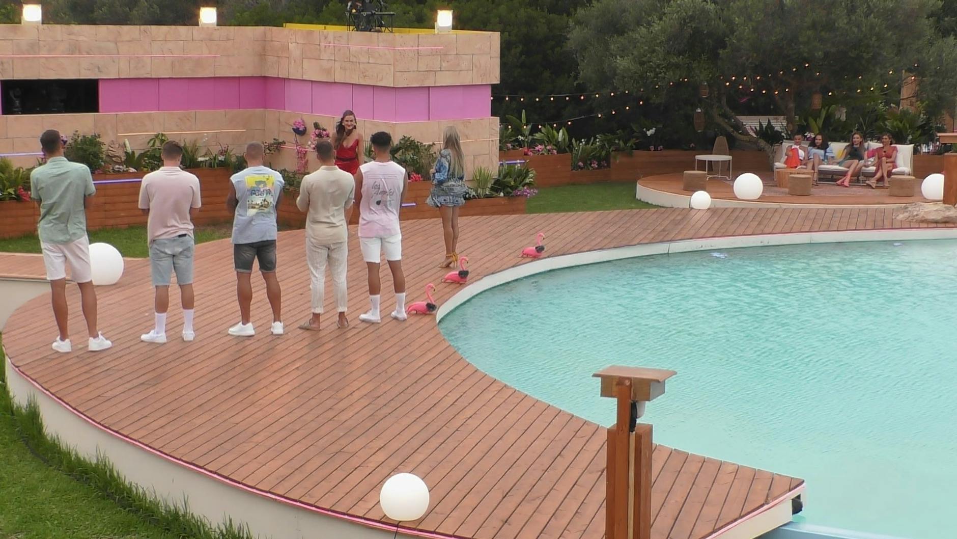 Die Frauen sitzen auf der „Love Island“-Ersatzbank (r.). Die neuen Granaten dürfen sich einen Mann ihrer Wahl aussuchen.