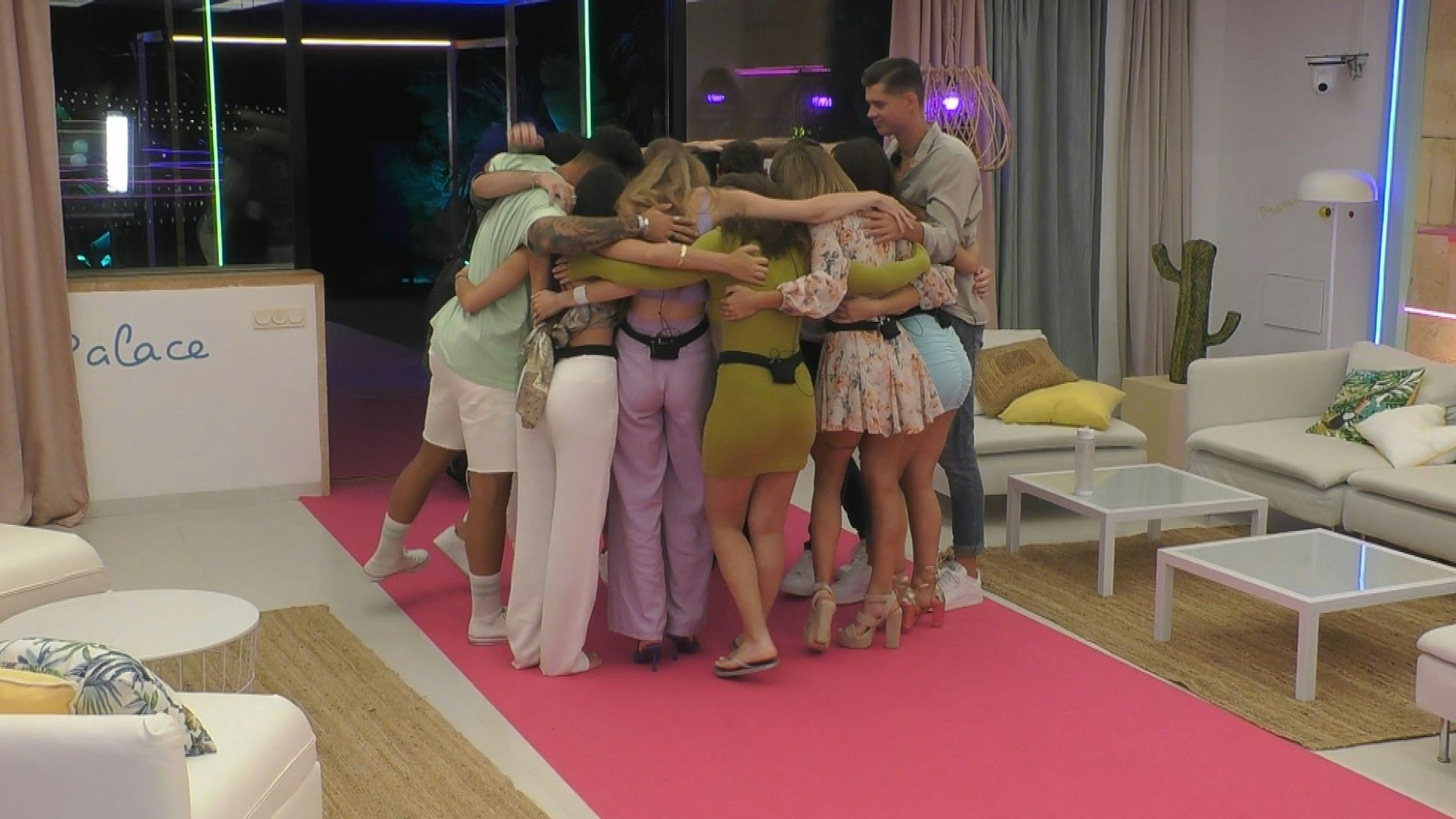 Kinan und Selina werden bei „Love Island“ verabschiedet.