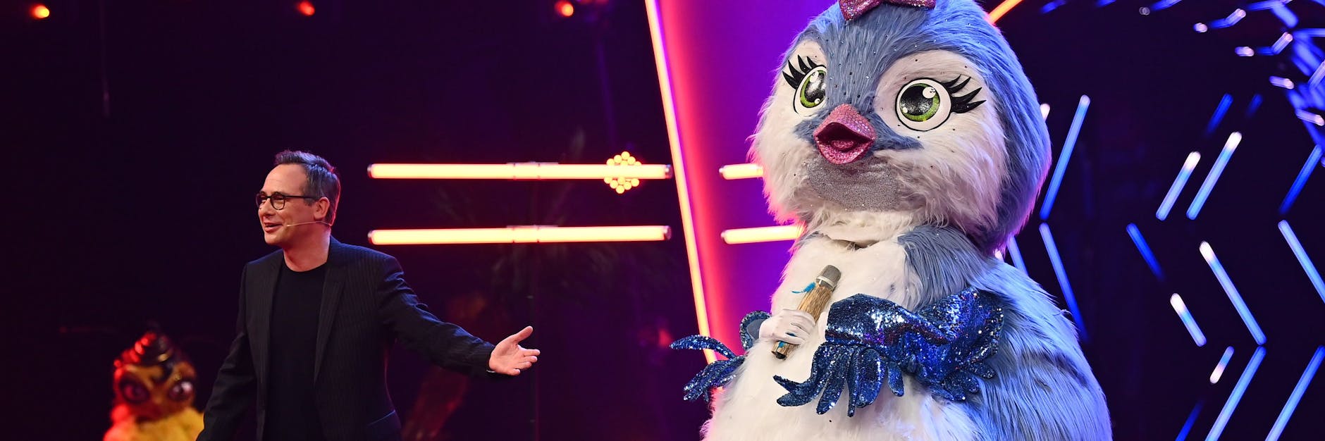 Das Küken (hier mit Moderator Matthias Opdenhövel) gehörte zu den Charakteren der fünften Staffel von „The Masked Singer“.