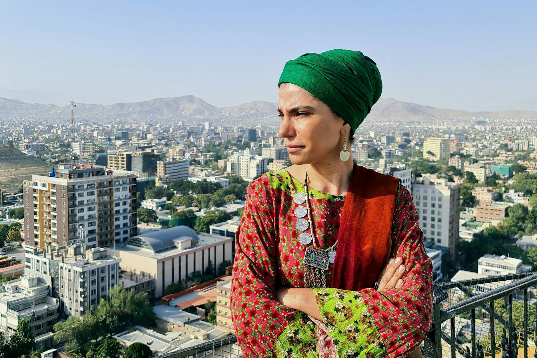 Nachdenklicher Blick über Kabul: Nach der Intervention der internationalen Truppen wurde die afghanische Hauptstadt wieder aufgebaut.