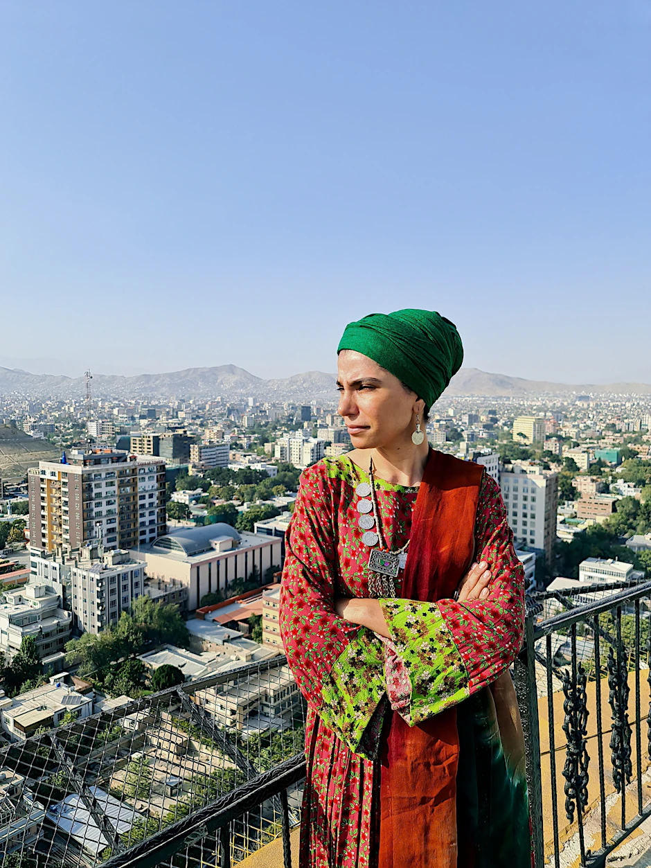 Nachdenklicher Blick über Kabul: Nach der Intervention der internationalen Truppen wurde die afghanische Hauptstadt wieder aufgebaut.