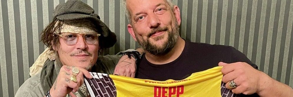 Hollywood-Star Johnny Depp und Manager Alex Becker zeigen das von Depp unterschriebene Trikot des VfB Suhl. 