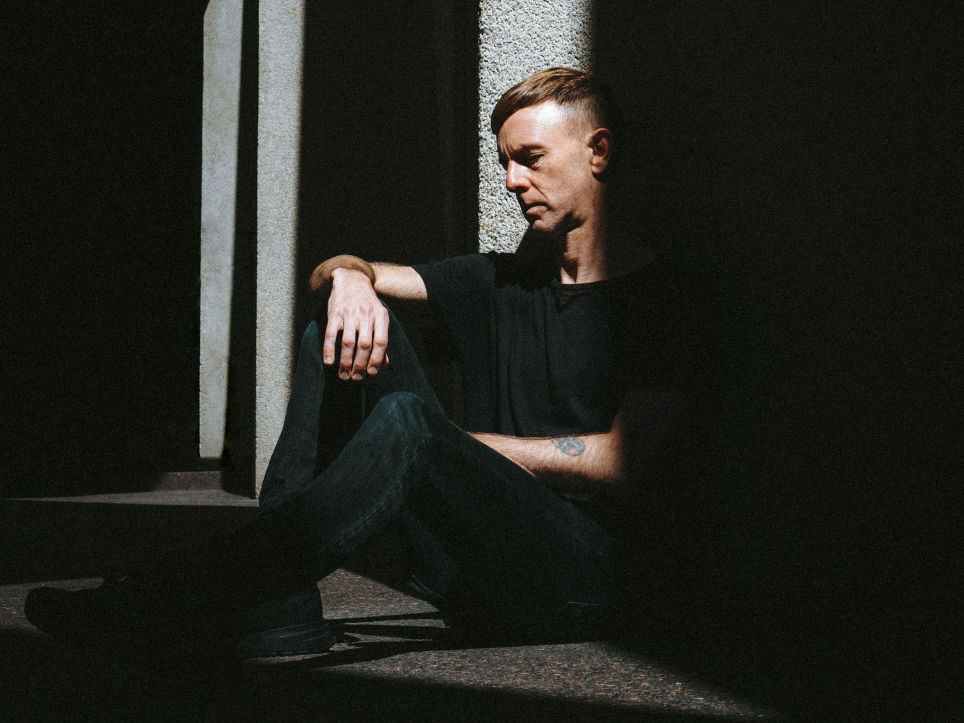 Richie Hawtin trägt fast nur Schwarz. Den akkurat ziselierten Undercut hat er sich in seiner Berliner Zeit Anfang der 2000er-Jahre zugelegt. Er wurde zum Hawtin’schen Wahrzeichen, sorgte aber auch schon für Kontroversen.