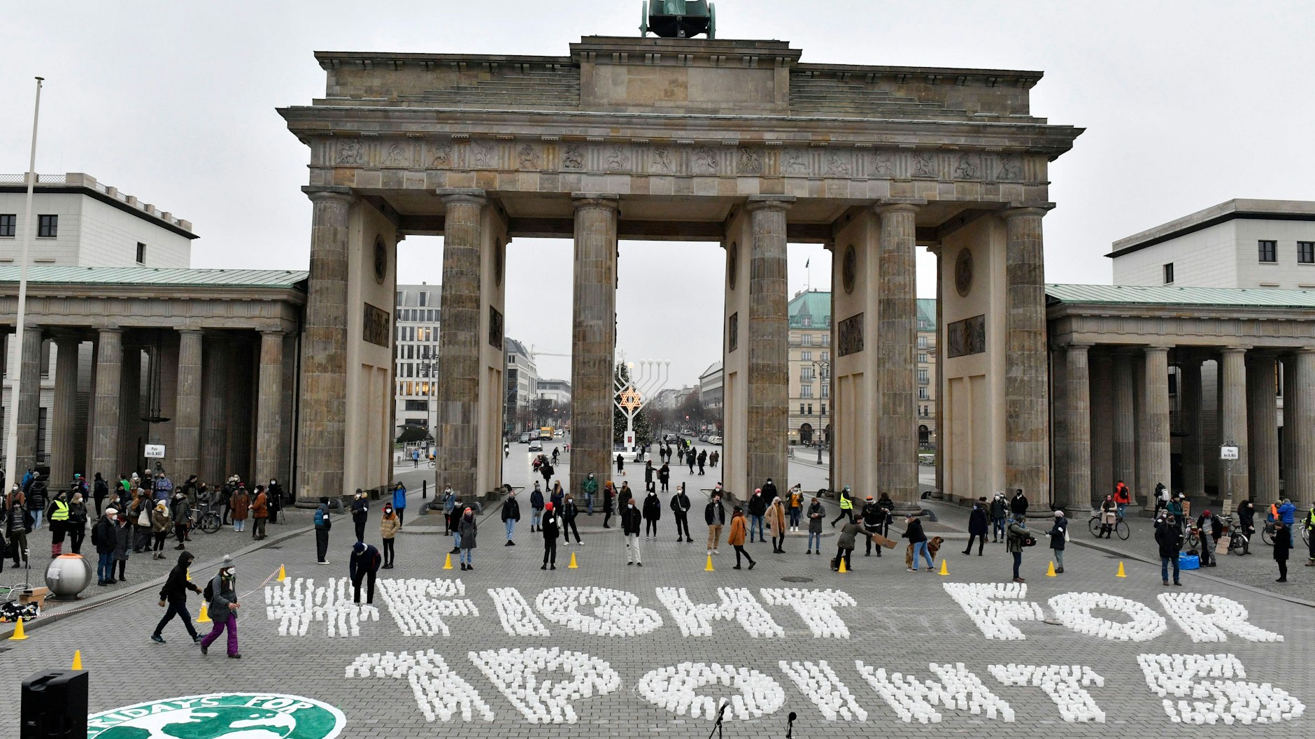 Eine Aktion der Organisation Fridays for Future vor dem Brandenburger Tor. Um das 1,5-Grad-Ziel zu erreichen, muss Berlin die CO2-Emissionen deutlich reduzieren.