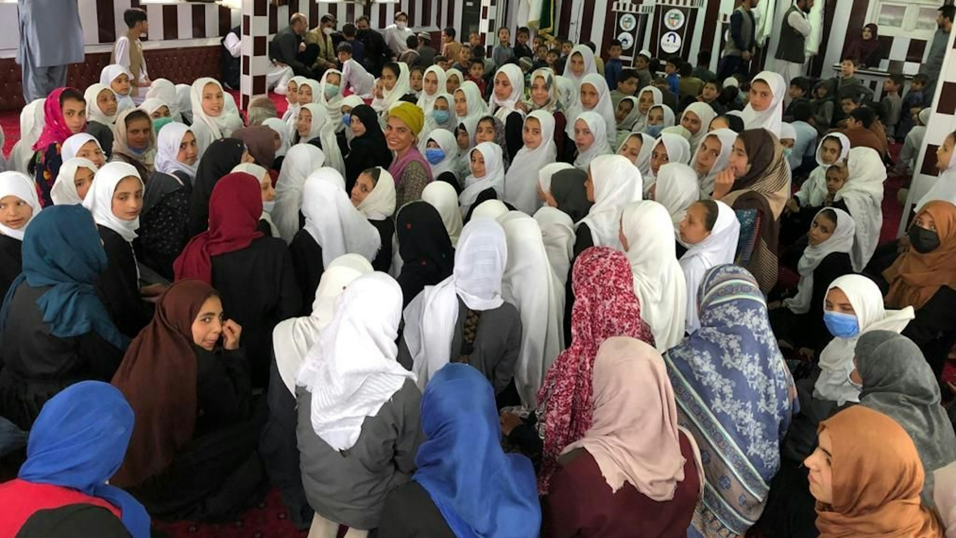 Frauen in Afghanistan. Sie tragen Kopftücher, einige auch Mundnasenschutz.