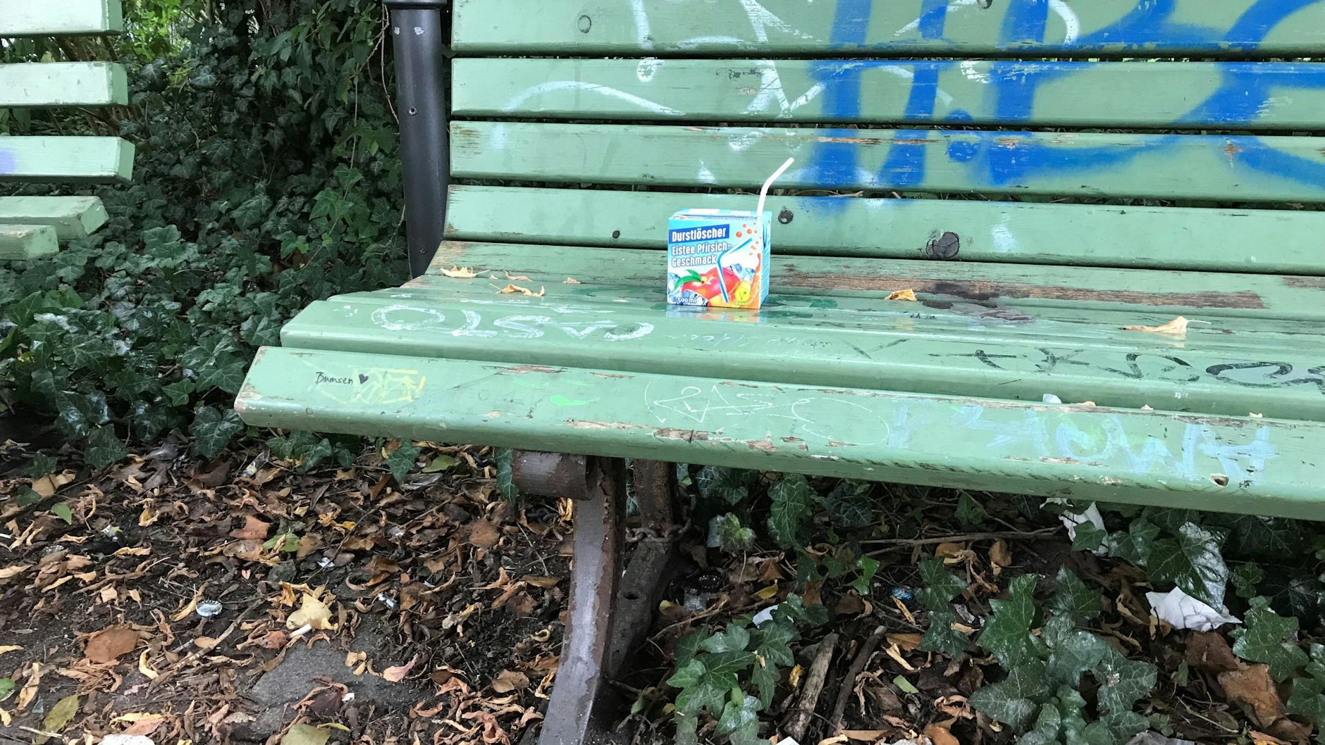 Müll auf einer Parkbank in Pankow