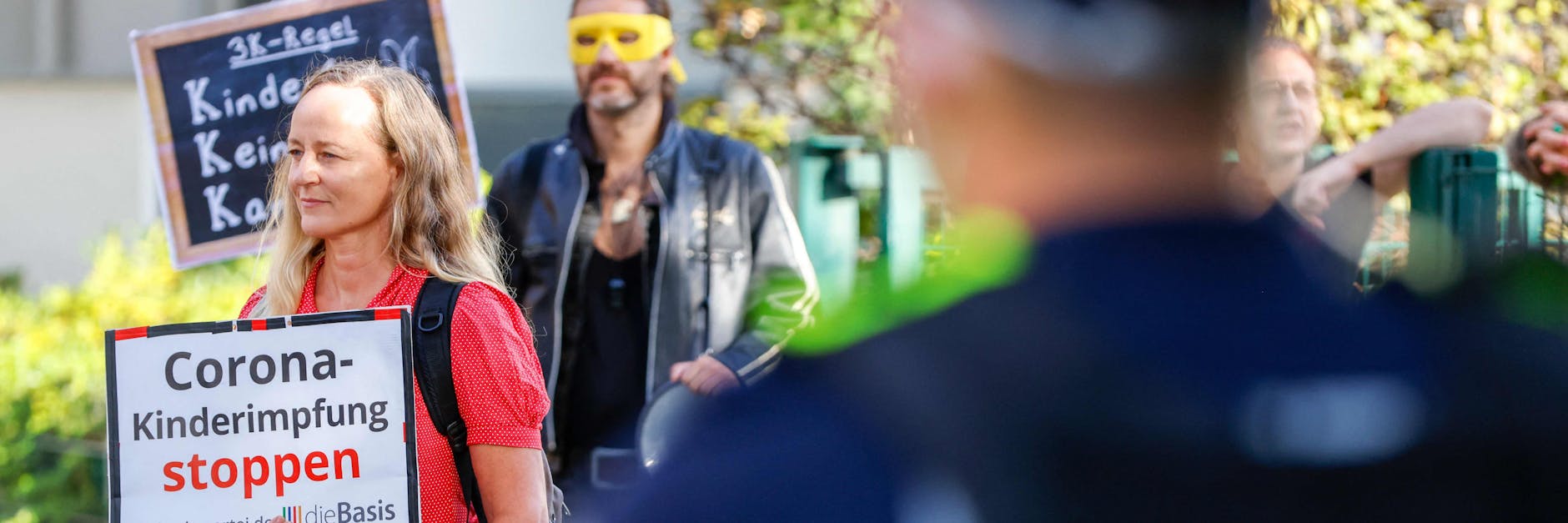 Aktivisten der Querdenker-Partei „Die Basis“ im Wahlkampf: Die Partei lehnt Corona-Maßnahmen ab.