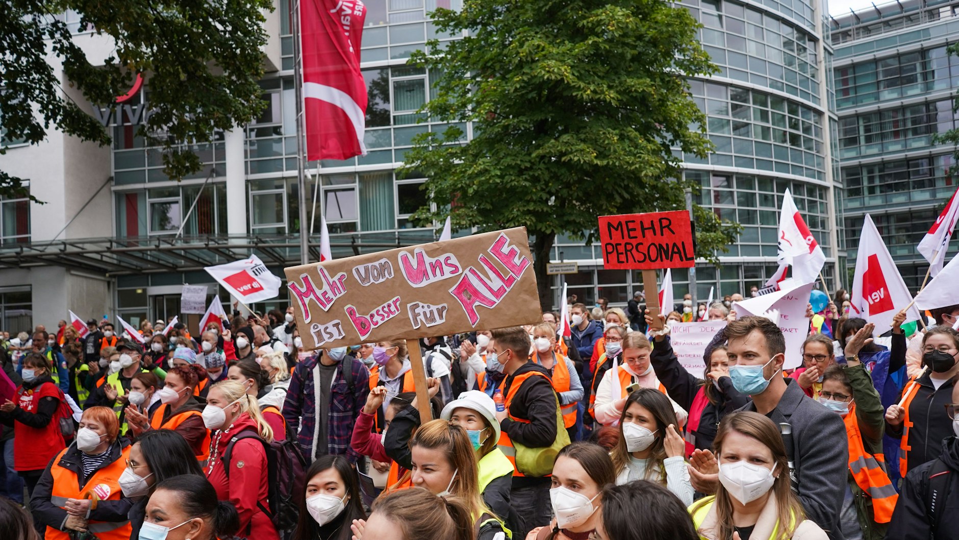 An den landeseigenen Krankenhäusern Vivantes und Charité in Berlin läuft seit Donnerstag ein unbefristeter Streik.